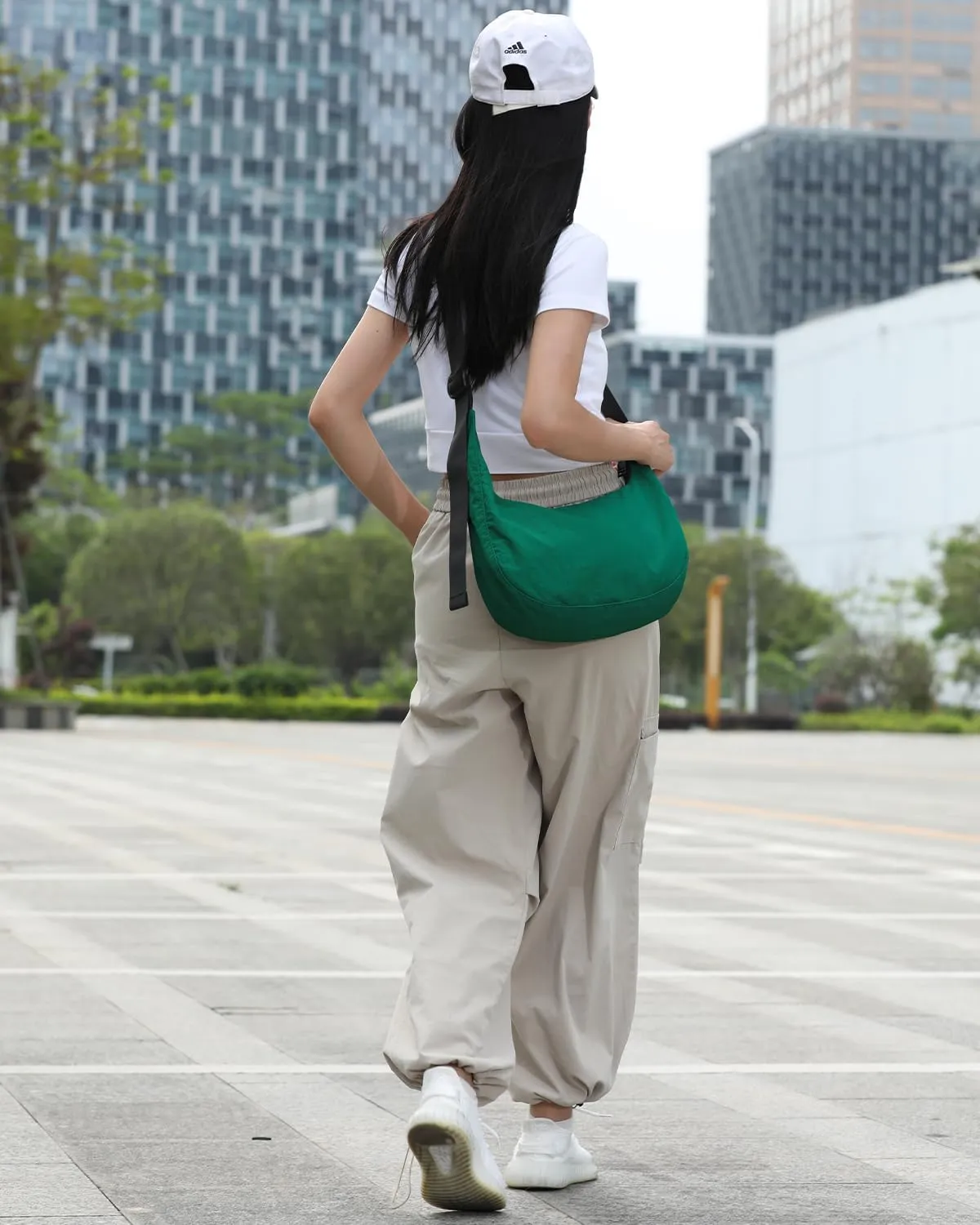 Iioscre Medium Crossbody Crescent Bag for Women Men Trendy, Nylon Crossbody Hobo Bag with Adjustable Strap and Inner Pockets.