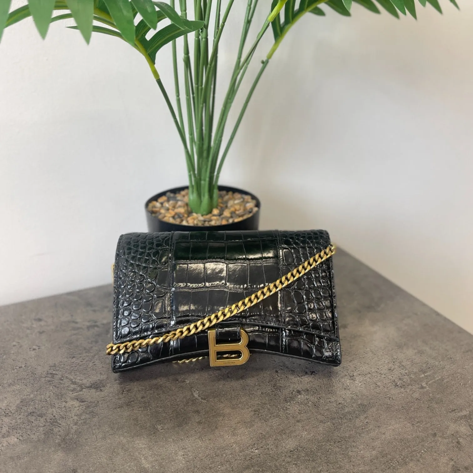 Women's Hourglass Crocodile Wallet On Chain Bag Black